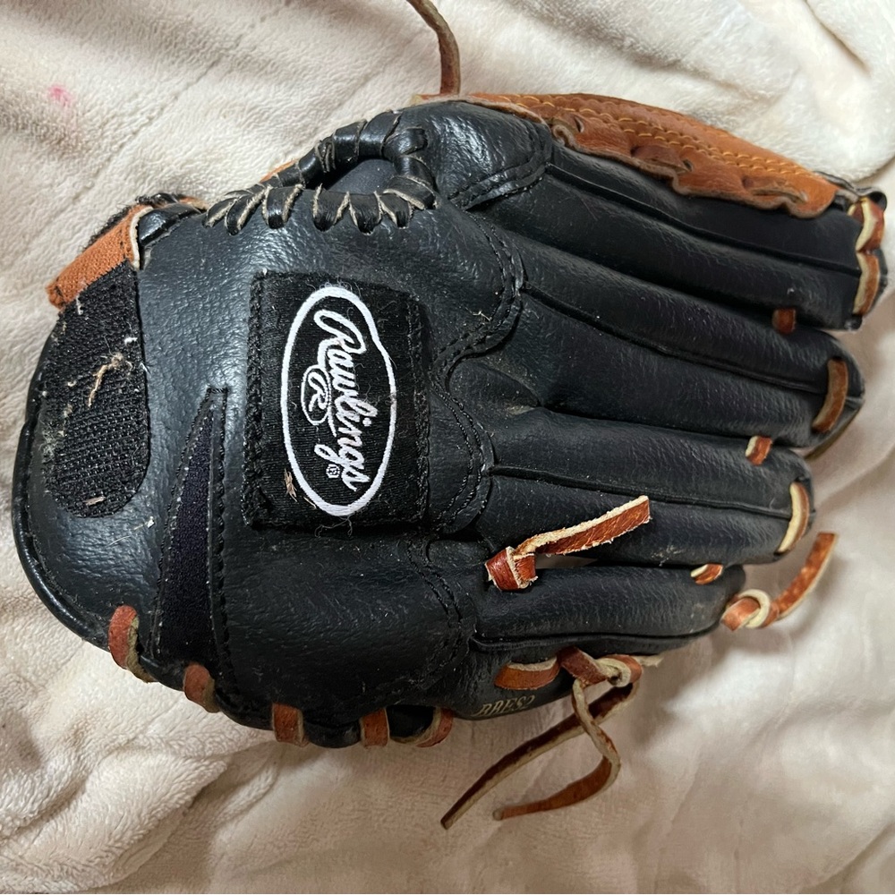 Rawlings Black and Brown Leather Baseball Glove - Classic Men's Mitt